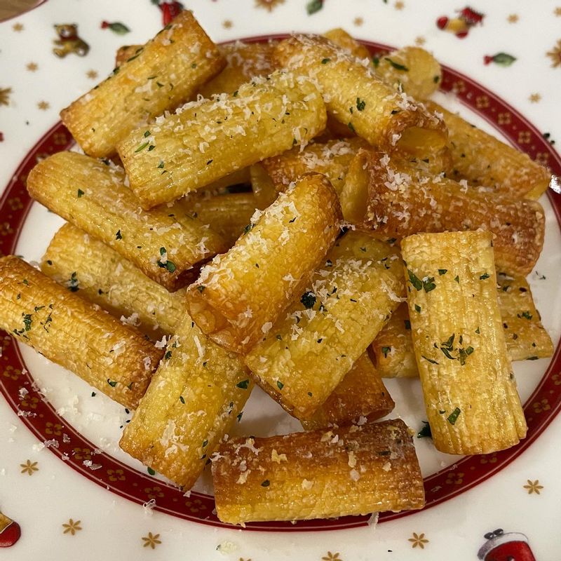 바삭바삭한 식감에 치즈와 소금 파슬리가 잘 어울어져 매력적인 파스타칩이랍니다💛