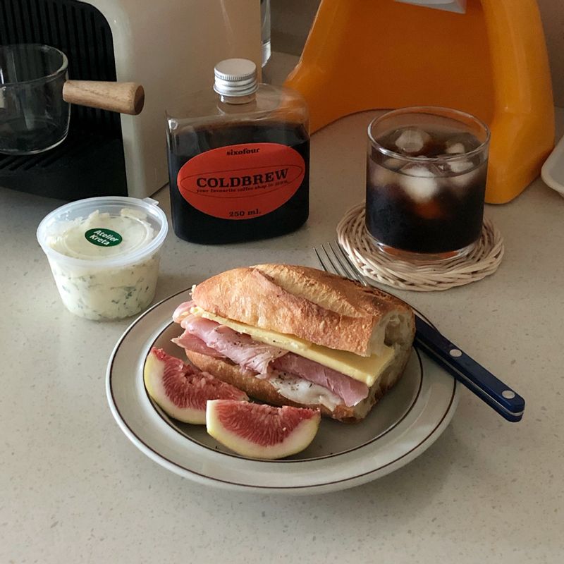 올해는 잠봉뵈르의 해라고 부를정도로  집에서 여러번의 잠봉뵈르를 만들어 먹었네요!  잠봉뵈르의 맛을 결정하는 잠봉과 버터는  최대한 좋은 재료를 사용하려고 해요~  진하게 내린 커피한잔과 잠봉으로 맛있는 브런치 하세요  #잠봉뵈르 #홈카페 #콜드브루 #아라비아핀란드 #토스트 #홈브런치