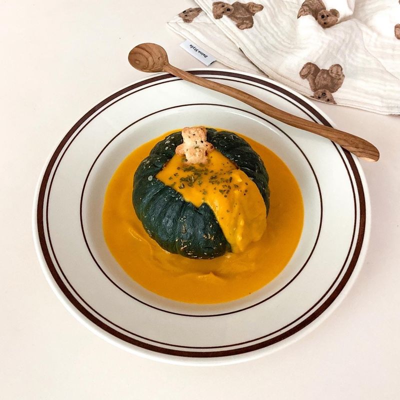 밤호박스프 🎃 물 없이 코코넛크림으로만 끓인 밤호박 스프에요. 밤호박을 푹 익힌 다음 갈았더니 정말 부드러운 식감이 되었답니다 ! 곰돌이 손님이 스파중🐻🤎 #단호박스프 #밤호박요리 #단호박요리 #단호박 #비건