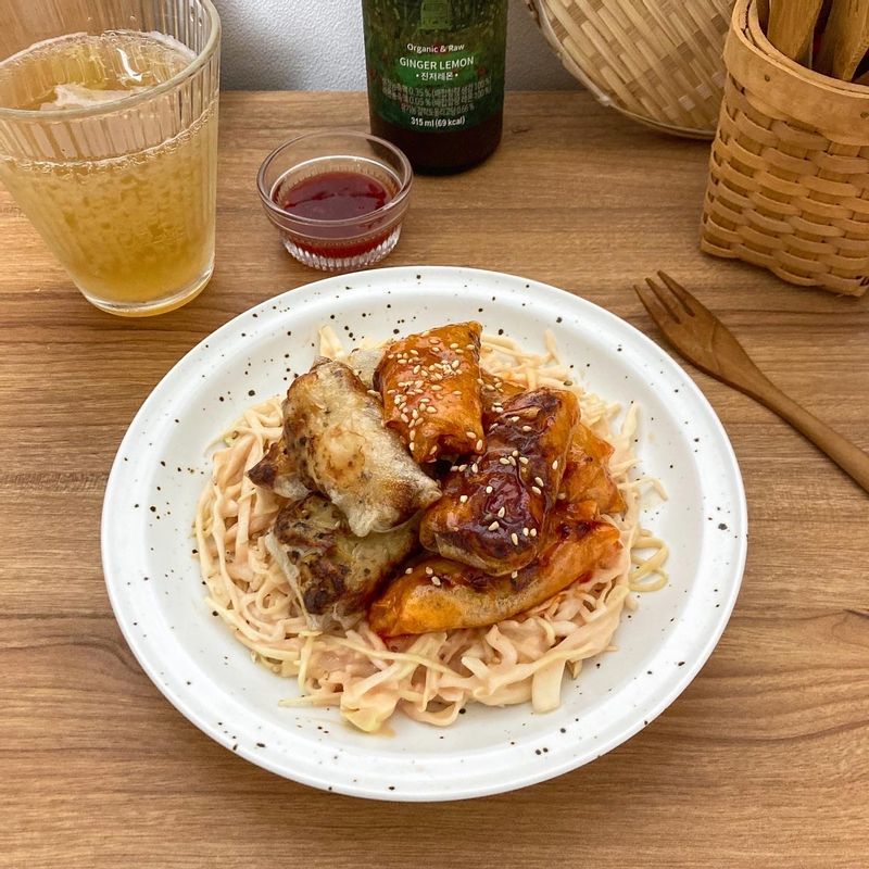 라이스페이퍼 양념치킨 🍗  닭안심을 라이스페이퍼로 감싸 에어프라이어에 튀겼어요 : )  바삭바삭보단 바삭쫄깃에 가깝지만 다이어트 중인 지금, 치킨 대신 먹기엔 최고의 레시피인 것 같아요 😋  양배추 케요네즈 샐러드에 콤부차까지 더해주면 완벽한 야식이 된답니다 ✨  #라이스페이퍼치킨 #라이스페이퍼 #치킨 #닭안심