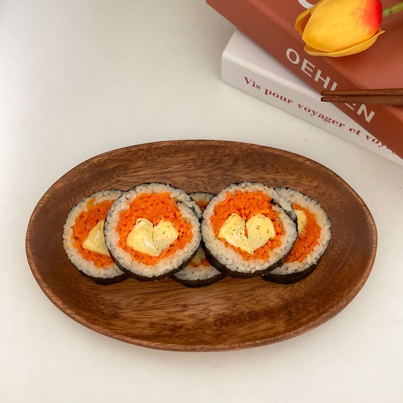 당근 김밥 🥕 우리의 식탁 유튜브에서 보고 꼭 따라 만들어야겠다 생각한 메뉴에요. 그냥 김밥에 다른 재료 다 빼고 당근, 달걀만 넣은거 아닌가? 싶었는데 볶아서 달달해진 당근과 달걀말이 조합이 너무 좋아요 🙊 원래도 당근을 좋아하지만, 이 레시피야말로 당근을 가장 맛있게 먹을 수 있는 방법이 아닐까 싶어요 : ) 생야채가 안들어가서 도시락 메뉴로도 좋을 것 같아요 💛 #당근김밥 #김밥 #당근요리