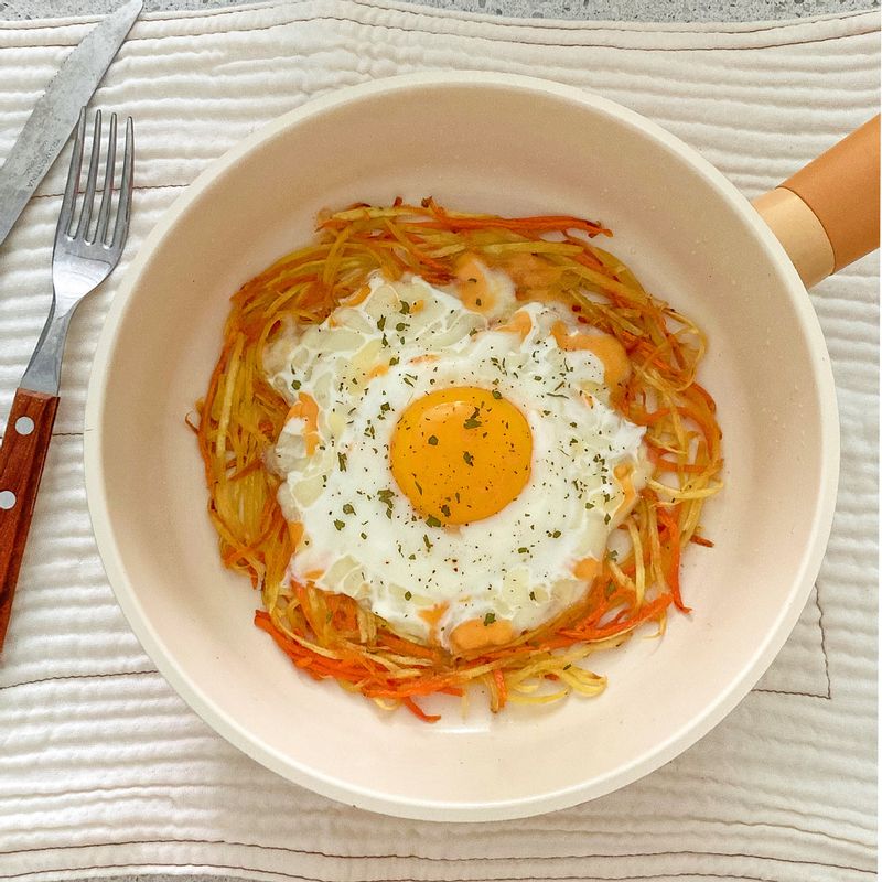 고구마와 당근을 얇게 채 썰어 부친 고구마당근전 🍠🥕 감자채전 생각하고 만들었는데, 고소하고 달큰한게 너무 맛있어요 😋💛 가운데에 달걀 톡 까고 모차렐라 치즈도 뿌려주니 딱 맥주 안주 .. 지만 절제하고 전만 먹었답니다 🤧 #고구마당근전 #고구마채전 #당근전