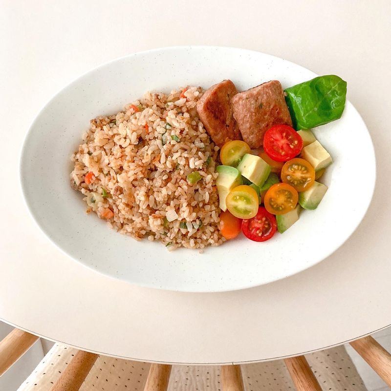 비건 플레이트 🌿  비건 불고기 볶음밥에 비건 너비아니구이, 아보카도 토마토 샐러드까지 !  한 그릇에 가득 담아보았어요 : )  아보카도 + 방울토마토에 바질올리브오일과 후추 톡톡 뿌려 먹으면 정말 맛있답니다 💚  #채식 #비건볶음밥 #아보카도샐러드 #방울토마토샐러드