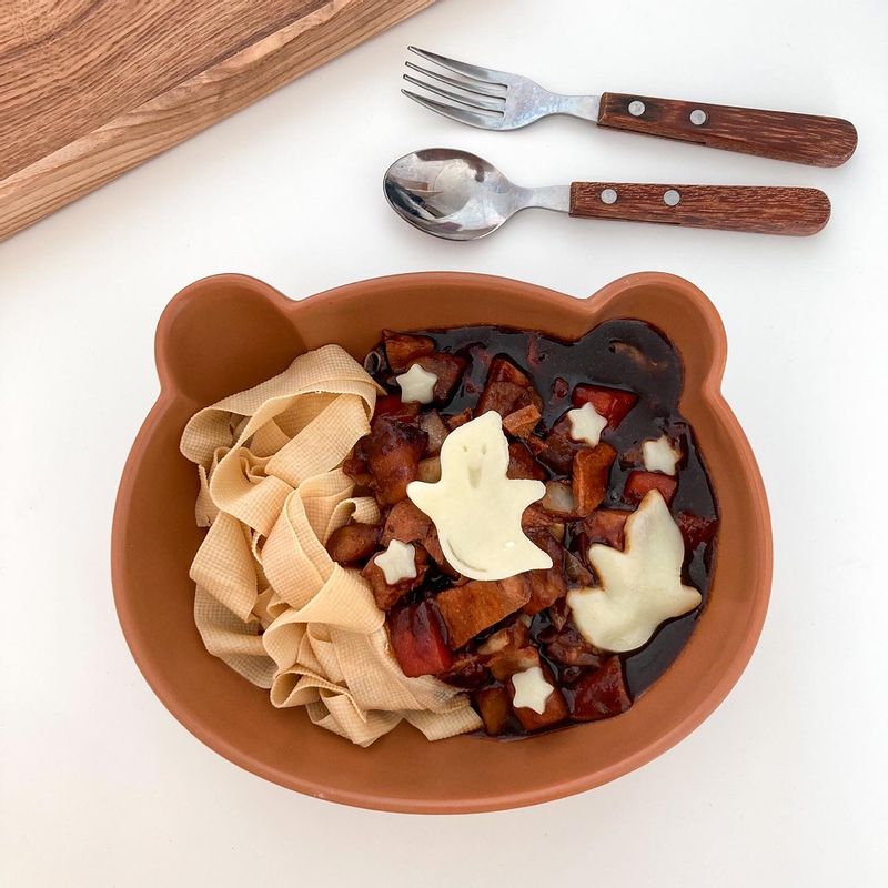 고구마, 당근, 닭가슴살, 양배추를 듬뿍 넣어 자작하게 끓여낸 짜장에 두부면을 더해주었어요 : )  감자를 넣은 짜장만 먹다가 감자가 똑 떨어져서 고구마를 넣어 보았는데, 너무 잘 어울리는거 있죠 !  달달한 맛이 짜장 소스와 너무 잘 어울려요 🤍  곧 할로윈이니까 슬라이스 치즈로 만든 유령과 별을 얹어 밤하늘 분위기도 내주었답니다 👻  #두부짜장면 #두부면요리 #다이어트요리 #할로윈