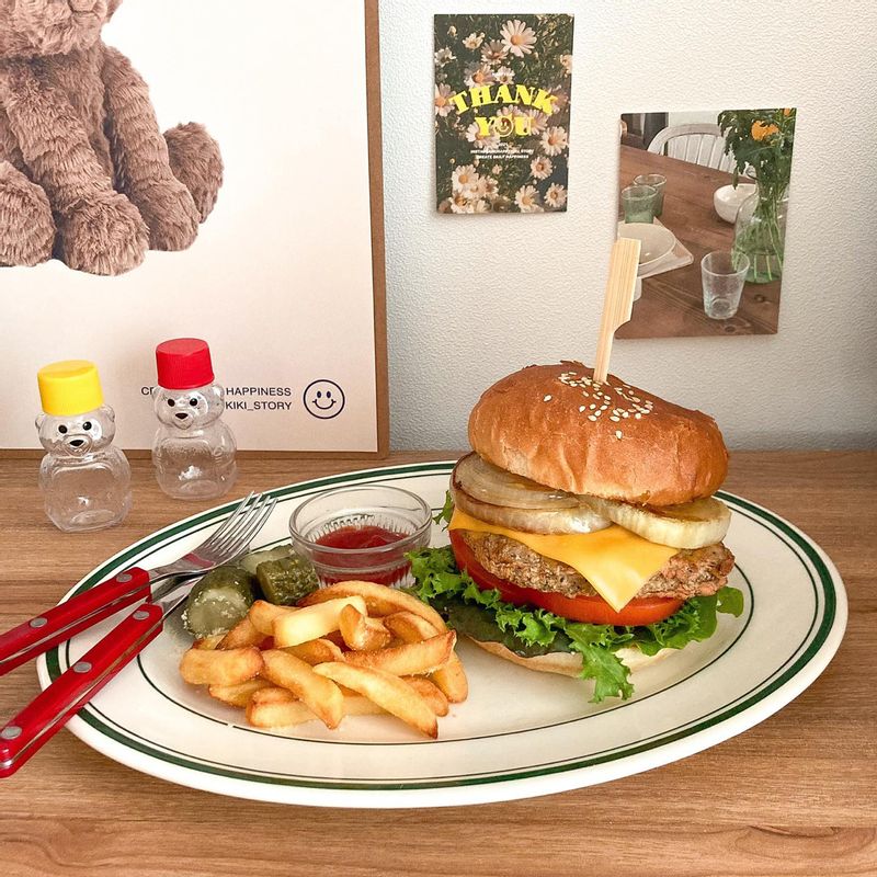 오랜만에 집에서 수제버거를 만들었어요 🍔 햄버거 빵에 마요네즈를 바르고, 상추, 적겨자, 치커리 ➔ 토마토 ➔ 닭가슴살 스테이크 ➔ 슬라이스 치즈 ➔ 구운 양파 ➔ 바베큐소스를 뿌린 햄버거 빵을 얹어주면 완성 ! 후추맛이 강한 닭가슴살 스테이크를 사용했더니 너무 맛있었어요 ! 소고기를 안좋아하는 저한텐 집에서 만들어 먹는 버거가 최고랍니다 💛 #수제버거 #닭가슴살스테이크 #다이어트요리 #치킨버거