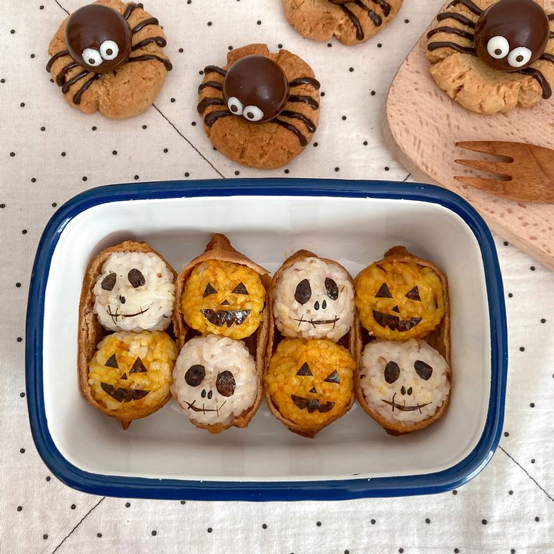 🎃 할로윈 유부초밥 🎃 할로윈을 맞아 만들었던 유부초밥이에요 : ) 작은 주먹밥을 만들어 두개씩 사각 유부에 넣고, 김으로 모양을 내주면 됩니다 ☺️ 약간 번거롭긴 해도 너무너무 귀여워서 더 맛있어요 💛 마켓컬리에서 판매하는 실온 유부가 사이즈는 딱인데, 진공포장을 과하게 해서 그런지 너무 잘 찢어져요 🥺 사각 유부초밥 키트로 만드는걸 추천드립니다 ! #유부초밥 #캐릭터요리 #할로윈