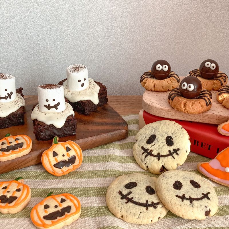 🎃 할로윈 쿠키공장 🎃 할로윈에 집에만 있으려니 심심해서 쿠키공장을 가동했어요 👻 아이싱쿠키, 브라우니쿠키, 거미쿠키에 우리의식탁 레시피로 만든 브라우니를 유령으로 꾸몄답니다 ! 브라우니는 항상 너무 포슬하거나 너무 꾸덕한 레시피들 뿐인데 이번 레시피는 겉은 부드럽고 속은 꾸덕한게 너무 맛있더라구요 🙊 초콜릿은 무조건 비싸고 좋은걸로 사용하세요 그래야 맛있답니다 🖤 #할로윈 #할로윈쿠키 #거미쿠키 #브라우니쿠키 #유령브라우니 #아이싱쿠키 #베이킹