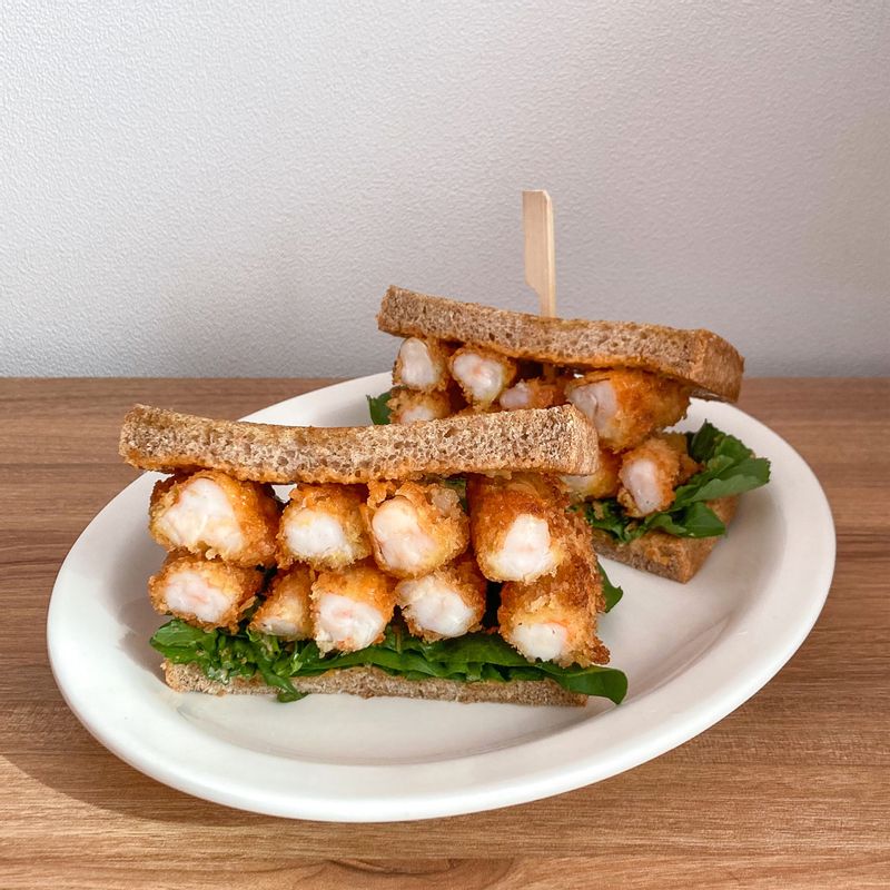 새우 루꼴라 샌드위치 🥪 ⠀⠀⠀⠀⠀⠀⠀⠀⠀⠀⠀⠀⠀⠀⠀⠀ 새우는 치킨튀김가루를 입혀 튀겨냈는데, 진짜 그냥 빵가루 튀김가루보다 훨!씬! 맛있어요 🙊 ⠀⠀⠀⠀⠀⠀⠀⠀⠀⠀⠀⠀⠀⠀⠀⠀ 그동안 치킨은 튀김옷 맛으로 먹은거였단걸 바로 깨달았답니다 ,, ✨ ⠀⠀⠀⠀⠀⠀⠀⠀⠀⠀⠀⠀⠀⠀⠀⠀ 통밀식빵에 치폴레마요네즈 바르고, 루꼴라 ➔ 새우튀김 ➔ 치폴레 마요네즈 바른 통밀식빵 얹어주면 완성이에요 ! #새우튀김샌드위치 #새우 #새우샌드위치