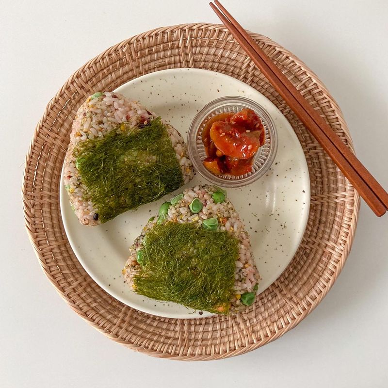 감태주먹밥 🌱 (ᴠᴇɢᴀɴ) ⠀⠀⠀⠀⠀⠀⠀⠀⠀⠀⠀⠀⠀⠀⠀⠀ 완두콩 잡곡밥 속에 명란 대신 유부조림을 넣어 만든 감태주먹밥이에요 ! 밥만 있으면 15분만에 호다닥 만들 수 있는 간단 레시피랍니다 ☺️ 레시피가 궁금하신 분들은 인스타그램 @_s_oda 에서 확인하세요 💚 #감태주먹밥 #삼각김밥 #비건 #감태삼각김밥 #비건도시락 #도시락