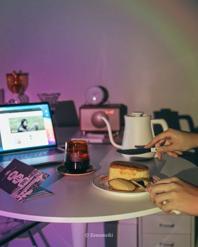 최근 대체당이 보다 많은 사람들에게 알려지면서, 이를 이용한 베이커리나 디저트들이 많이 보이는 것 같아요. 비록 밤에 여는 홈카페지만.. 무설탕과 저당은 죄책감이 조금 줄어든다구요. #홈카페 #빵 #베이커리