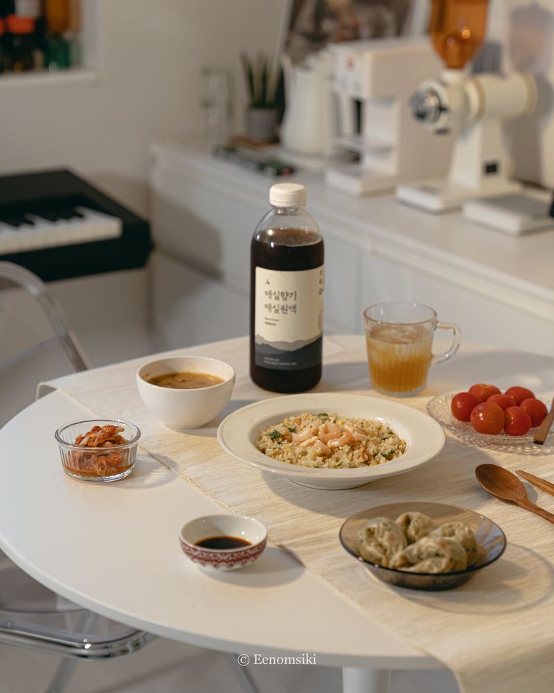 볶음밥부터 만두, 된장찌개까지 모두 간편식만으로 차린 한 상! 요즘은 냉동이나 간편식 제품도 공정이 좋아져서, 무시할 수준이 못 되더라구요. 플레이팅만 그럴싸하게 하면 요리초보도 있어보이는 테이블 완성! #집밥 #간편식