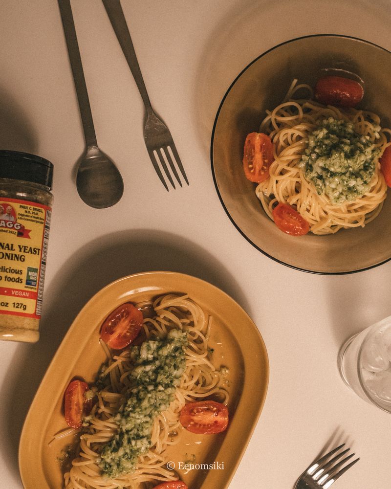 고수는 호불호가 참 많이 갈리는 재료 같아요. 저는 고수를 많이 좋아하는 편인데, 여러분은 어떠신가요?  만약 좋아하신다면, 고수페스토를 만들어 차갑게 헹군 파스타에 살짝 올려보세요.  향긋하고 시원한 게 여름 별미로도 딱 좋아요.  #고수파스타 #파스타 #고수