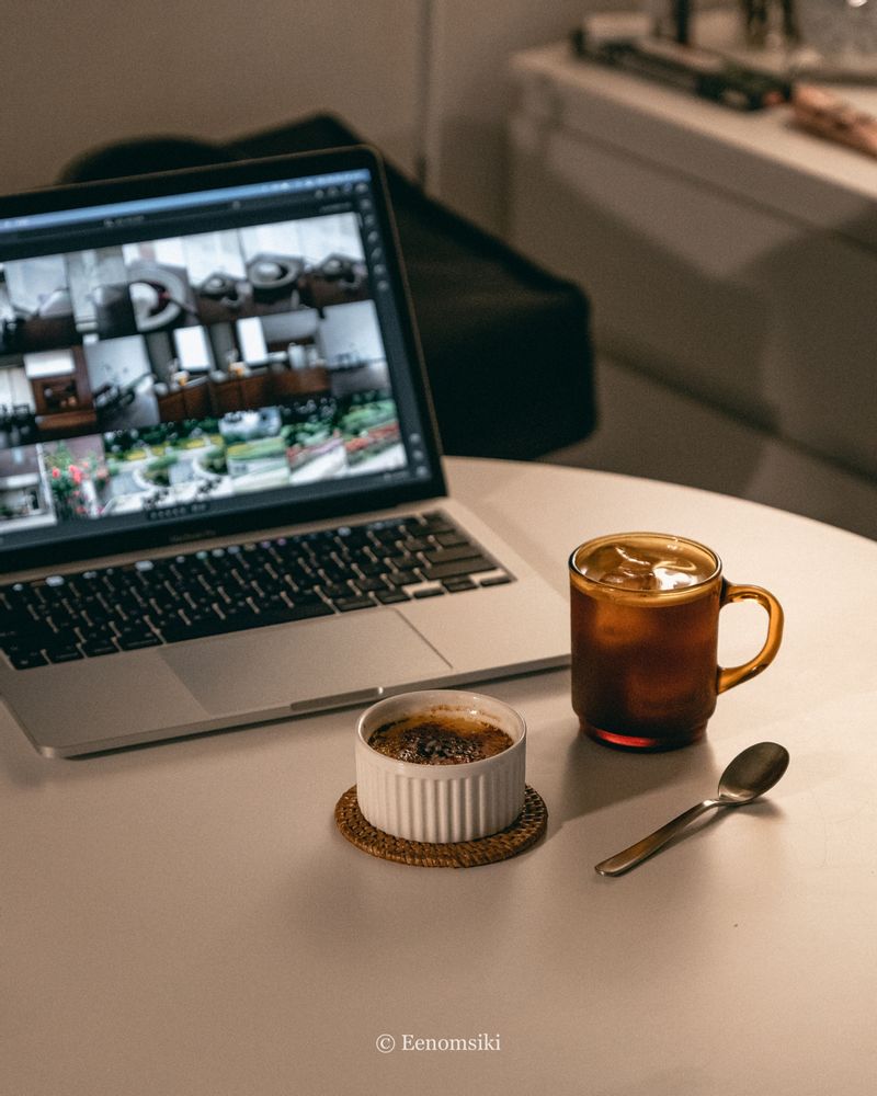 이름만 들으면 어려워 보이는 크렘브륄레, 사실 재료도 간단하고, 만들기도 쉬워서 누구나 토치 하나만 있으면 카페 수준으로 만들 수 있어요.  달달한 크렘브륄레에 쌉싸름한 커피 한 잔, 이거야말로 단맛 쓴맛의 기분좋은 밀당이네요.