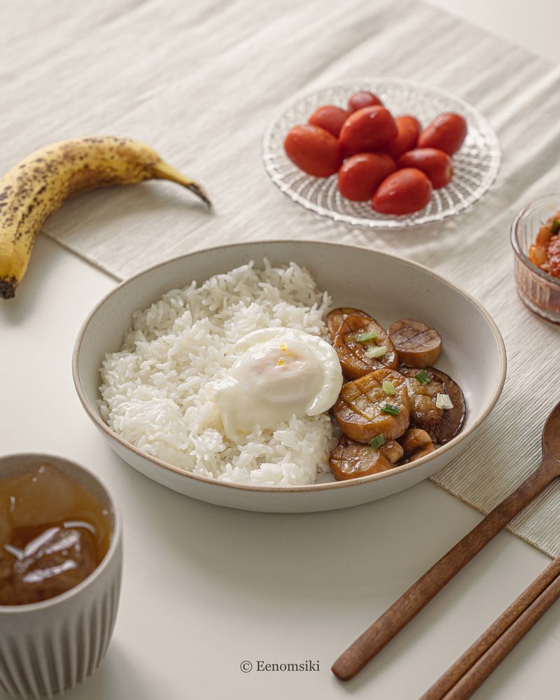 새송이를 전복처럼! 새송이에 격자 모양으로 칼집을 내고, 버터로 구운 뒤 간장과 맛술을 1큰술씩 넣어 졸이면 단짠단짠한 야끼처럼 된답니다. 밥 위에 한 점씩 올려 먹으면 어찌나 맛있는지, 감칠맛이 계속 먹고 싶어질 거예요.