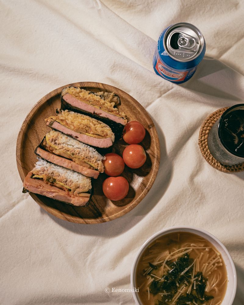 요알못이라 요리 접어야겠다…🤦♂️ 라고 생각하고 김밥을 접었습니다.  여러분, 혼자 사시면 접는 김밥은 1개만 만들도록 해요! 재료가 두툼해서 김밥 한 줄보다 많아, 양도 상당하답니다.  #김밥 #접는김밥 #도시락 #집밥 #온더테이블
