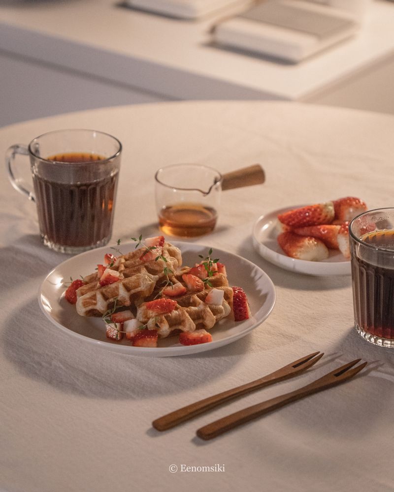 딸기의 계절을 앞두고, 참을 수 없죠🍓  케이크도, 디저트도, 모두다 렛츠 플레이 딸기 8단!✨  #크로플 #딸기 #디저트 #홈카페