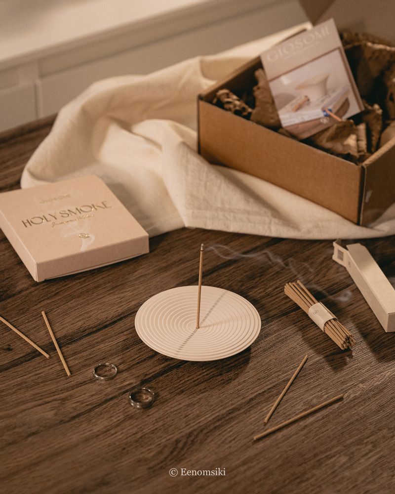“기분 좋은 건 과연 어려운 일일까” 분명 어려운 일이죠. 하지만 좋아하는 노래를 틀 수 있는 스피커, 편안한 향을 채우는 인센스, 향을 머금게 하는 커피도구들. 감성적인 새벽에 이것들만 있으면 마음이 차분해지니, 쌓여온 스트레스들이 날아갈 거예요. ╱ 🏷 홀리 스모크 인센스 홀더 🏷 홀리 스모크 팔로산토 내추럴 인센스스틱(선향) 사진 속 제품에 대해 설명하자면, 향이 강조된 일반 인센스와는 다른 느낌이에요. 인공성분 없이 나무 본연의 우디향에 스모키함이 더해져 집 어느 공간에서든 부담스럽지 않은 향을 채워줘요. 린넨 색감에 어울리는 베이지색과 견고함은 덤😌 #글로썸 #인센스스틱 #인센스 #연말