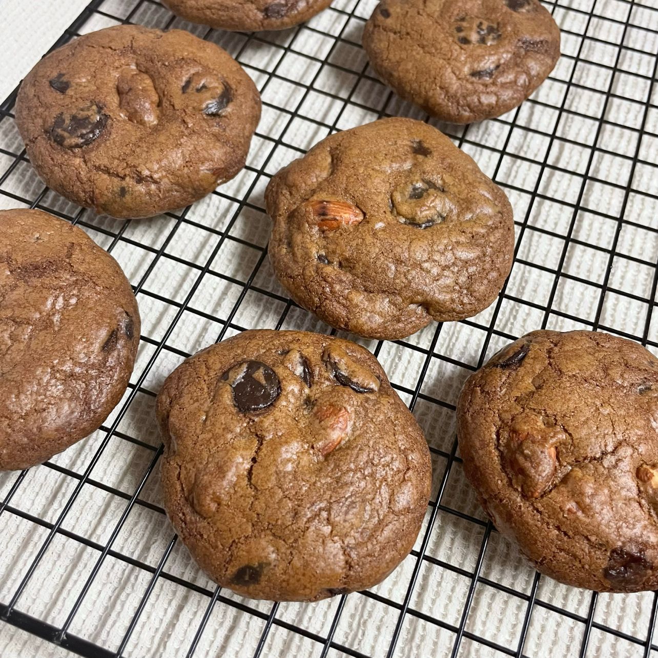 브라운버터 초코칩쿠키🍪🤎 평소에 좋아하는 자도르님 쿠키 레시피로 만들었어요! 태운 버터를 사용해본건 처음이었는데 그냥 버터보다 훨~~~씬 풍미가 좋은 것 같아요🥰 남편도 너무 맛있다고 팔아도 될 것 같다며.. 엄청 달고 맛있는 쿠키!! 만드는 방법도 쉬워요!  #홈베이킹 #쿠키 #초코칩쿠키 #자도르레시피 #디저트