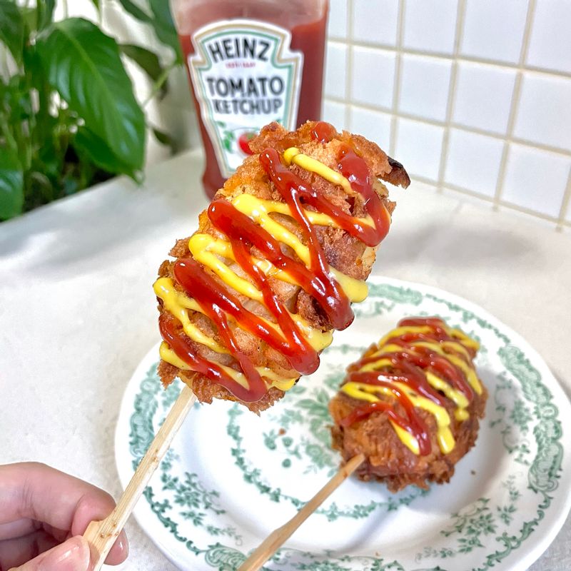 미니핫도그🌭 냉장고에 남은 후랑크 소시지로 미니핫도그를 만들었어요! 집에서 만드는 핫도그의 장점은 역~시 한 입에 쏙 들어오는 귀여운 크기로 만들수 있다는 점🧡 넘버원 간식 미니 핫도그~ 여러분도 만들어보세요😀  #미니핫도그 #핫도그 #간식