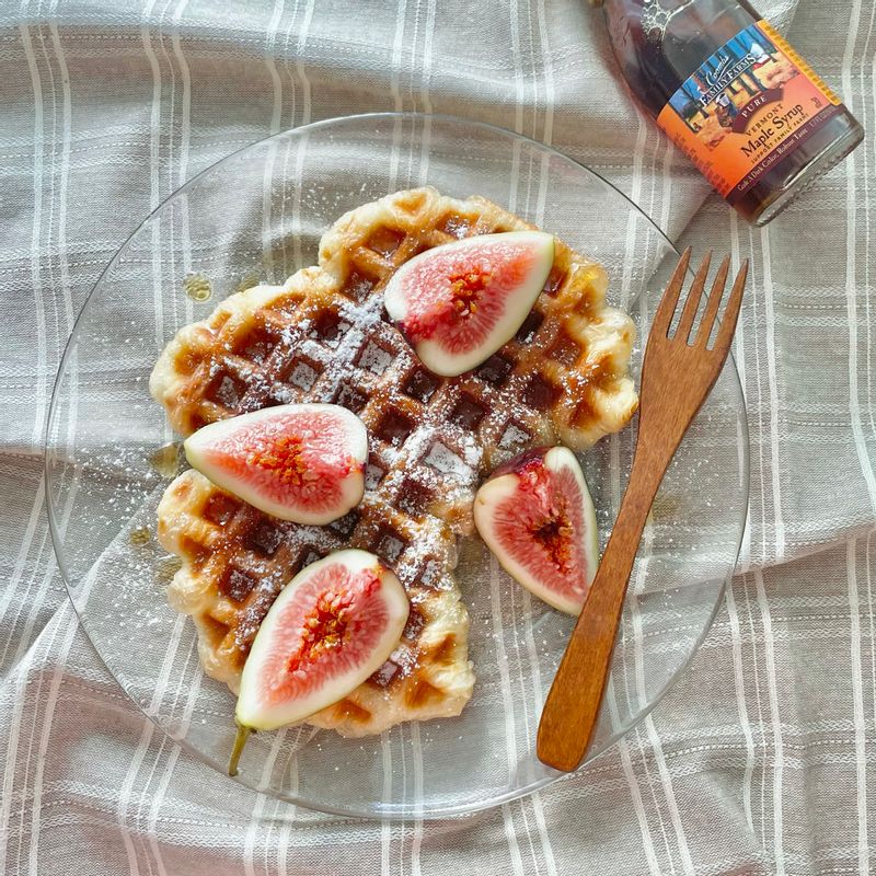 🧇무화과 크로플 이지잇 냉동생지와 무화과가 만나면!!!!! 5분만에 뚝딱 만들어지는 달달한 브런치 완성~  슈가파우더 솔솔 메이플시럽 휘리릭 뿌리면 파는 크로플 부럽지 않은 홈브런치랍니다🥰 이지잇 냉동생지는 꼭 쟁여두고 있어요~  #크로플 #홈카페 #이지잇냉동생지 #홈브런치 #무화과크로플 #무화과 #냉동생지 #간식