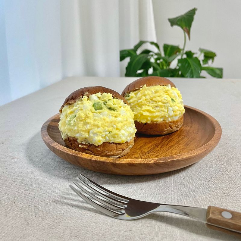 🥪뚠뚠이 계란감자샐러드빵 입안 가득 차는 샐러드빵 먹어보셨나요~ 조금 넣으면 맛없어요! 이렇게 먹어야 제 맛🧡  계란 많~이, 감자 많~이, 오이 조오큼 넣고 슥샥슥샥 비비면 완성, 믿고 먹는 우리의식탁 레시피👍 모닝빵은 빠리바게트의 건강한 곡물롤 사용했어요. 일반 모닝빵보다 고소함이 더 커서 단짠고소하답니다. ⭐️꼭 드셔보세요!!!! ⭐️  #샐러드빵 #계란감자샐러드 #모닝빵 #홈브런치 #브런치 #감자 #계란 #간식 #달걀샌드위치 #샌드위치
