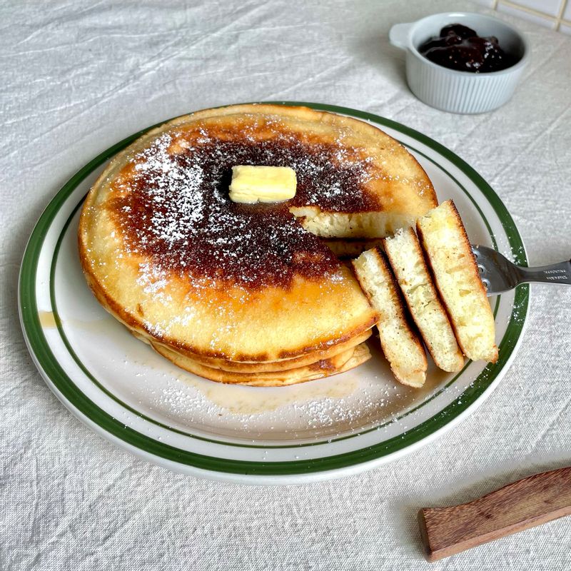 🥞대왕 팬케이크 핫케이크 가루만 있으면 누구나 만들 수 있는 초간단 간식!  두툼~~하게 구워서 조금 특별하게 먹어요🍴  피카 쁘띠웍에 3분의 1정도 높이로 구웠더니 두께감이 상당하죠😋😋 얇게 구운 바삭한 팬케이크도 좋지만  이렇게 폭신하게 구워서 무화과잼이랑 먹는 것도 꿀맛💕  #팬케이크 #핫케이크 #브런치 #홈브런치 #간식 #무화과잼 #무화과 #대왕팬케이크 #핫케이크가루