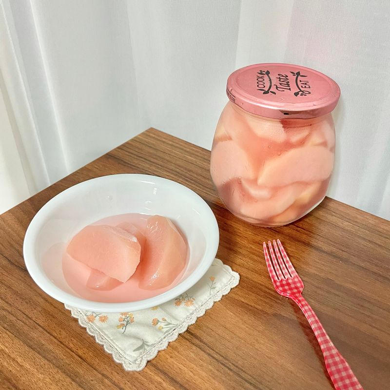 🍑복숭아 병조림 이번 여름은 유난히 복숭아를 많이 먹은 해인 것 같아요. 코로나로 더 길게 느껴졌던 여름이 지나가고 냉장고 속 줄어드는 복숭아 병조림이  계절의 변화를 보여주네요 🍁🍁🍁  잘 익은 복숭아 껍질을 같이 조려서 더 예쁜 색감이 나왔어요💕  #복숭아병조림 #복숭아 #복숭아조림 #간식