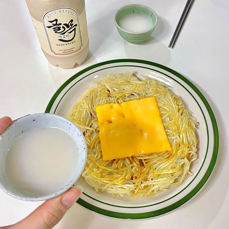 🥔감자채전 비오는 날이면 항상 생각나는 막.걸.리 남편오는 시간에 맞춰 감자채전을 준비했어요! 집에 있는 체다치즈도 한장 올려줬더니 아웃백에서 먹었던 오지치즈! 딱 그 맛이네용😋 두 장을 뚝딱! 이제 나혼자산다보러 가야겠어요~ +골목식당 막걸리로 유명한 골목 막걸리 처음 먹어봤는데 오오오오!!!! 강추합니다👍 #감자채전 #감자전 #감자 #비오는날간식 #간식 #안주 #막걸리 #불금