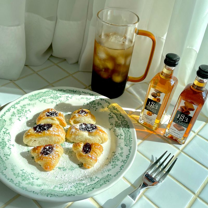 🥐크로와상 미니 후렌치파이 이지잇 미니 버터 크로와상 냉동생지로 만들어봤어요! 진짜 너~~무 쉬워서 제가 만들었다고 하기도 뻘쭘😁 크로플하려고 쟁여둔 냉동생지가 많은데 요렇게 해 먹으니깐 너무 간편해요! 저는 집에 있는 무화과잼 넣어줬답니당💕 #이지잇냉동생지 #냉동생지 #크로와상미니후렌치파이 #크로와상 #홈베이킹 #후렌치파이 #간식 #홈브런치 #브런치 #무화과잼 #무화과 #홈카페