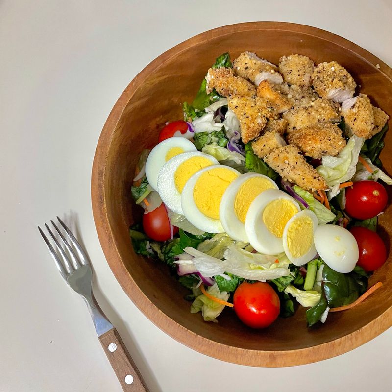 🥗특대 샐러드 밥 하기 귀찮은 날은 샐러드를 종종 먹어요 우드볼 큰 사이즈로 있으면 야채 듬뿍담아서 요기조기 사용할 일이 많더라구요~ 냉동실에있던 텐더치킨 굽굽하고 방울토마토 넣고 삶은계란 얇게 썰어서 올려주면 특대 사이즈 샐러드 완성입니다🤩 #샐러드 #샐러드볼 #케이준샐러드 #우드볼