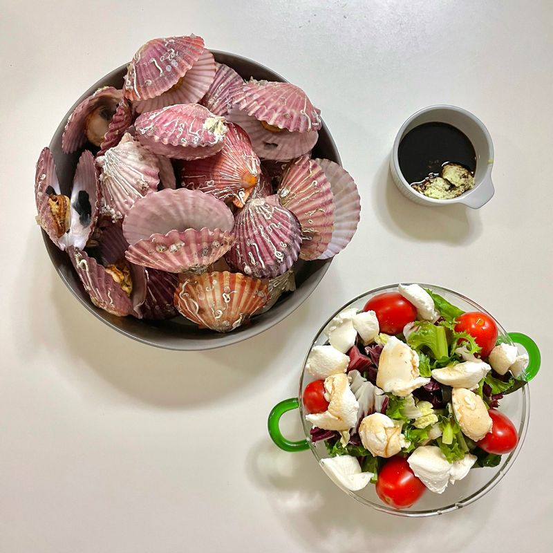 ♨️가리비찜 겨울이 다가온다는건, 곧 조개의 계절이 돌아온다는거죠!  마트에 장 보러가서 눈에 들어온 가리비로 금요일 저녁을 후딱 차렸어요~ 리코타 치즈 듬뿍 넣은 샐러드까지 금상첨화🧡  #가리비찜 #가리비 #조개 #조개찜 #샐러드 #리코타치즈샐러드