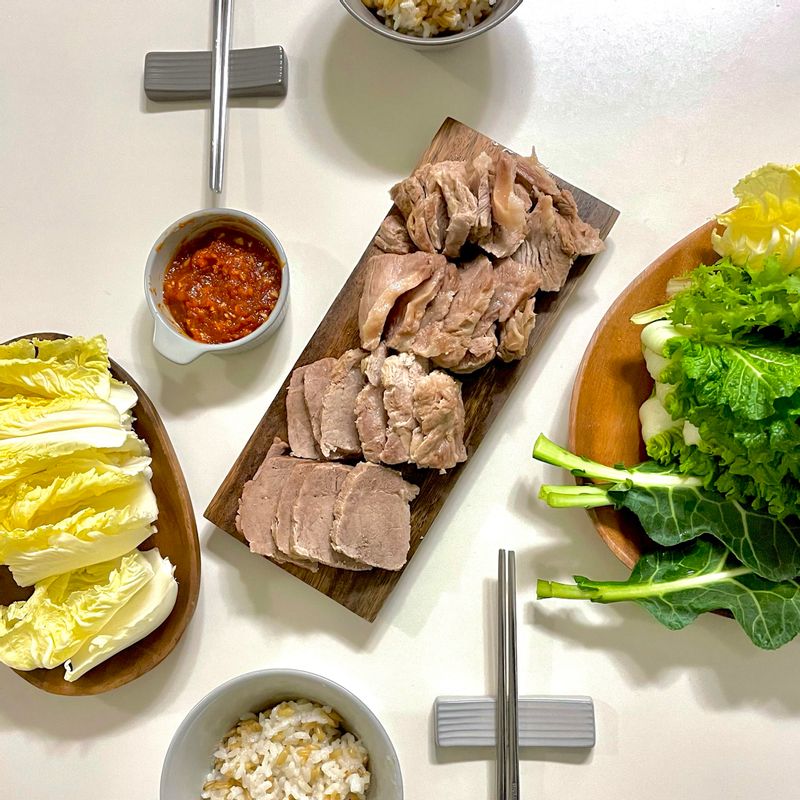 🐷돼지고기수육 역시 기운없을 땐 고기죠! 저는 소고기보다 돼지고기파인데 과일 양파 팍팍 넣고 오랫동안 삶아준 고기는 입에서 살살 녹는 맛이있어요💕 요즘 배추 철이라 배추쌈도 빠질 수 없죠~  #돼지고기 #수육 #집들이음식 #고기