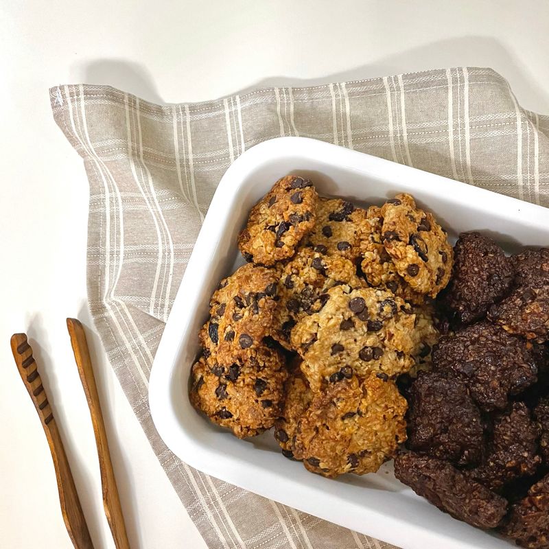 🍪오트밀쿠키 주말 저녁 입이 심심할 때 오트밀쿠키 두 판 구워내 우유랑 먹으면 딱이죠! 이제 진짜 겨울이 온 것 같아요🎄🎄  #오트밀쿠키 #쿠키 #홈쿠키 #홈베이킹 #베이킹 #오트밀 #간식