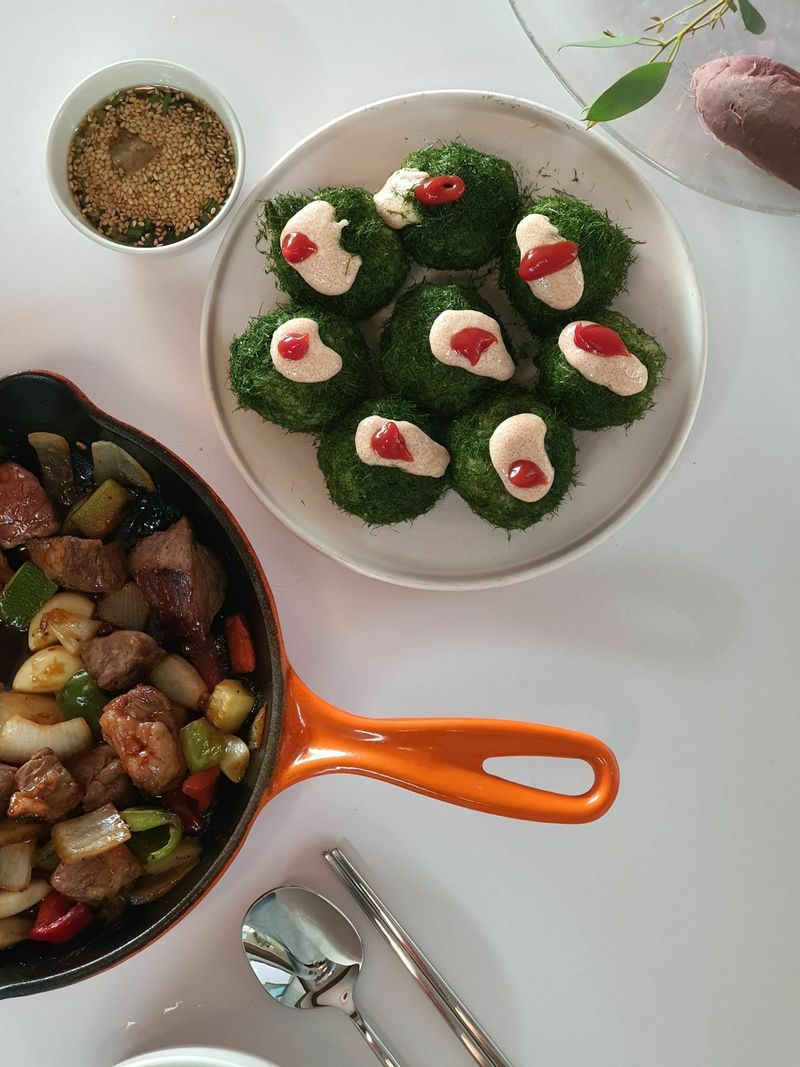 쑥갓 미나리 돌나물 감태 등 특유의 향이 나는 식자재를 사랑합니다. 아무래도 올해 크리스마스 메뉴도 감태명란주먹밥이 될 것 같아요.   #크리스마스메뉴 #주먹밥 #감태명란주먹밥