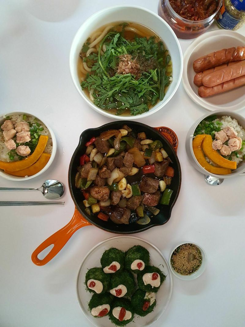 크리스마스가 다가오니 무엇을 얼마나 맛있게 먹을까 고민이 됩니다.   작년 크리스마스에 뭘 먹었나 사진을 찾아봤어요.   우리의 식탁에서 구매한 찹스테이크밀키트, 크리스마스 느낌 물씬 나는 감태명란주먹밥, 사랑하는 쑥갓이 듬뿍 들어간 우동, 명란과 호박 솥밥을 먹었네요 ! (많이도먹음...)  #솥밥 #집밥 #크리스마스메뉴 #찹스테이크