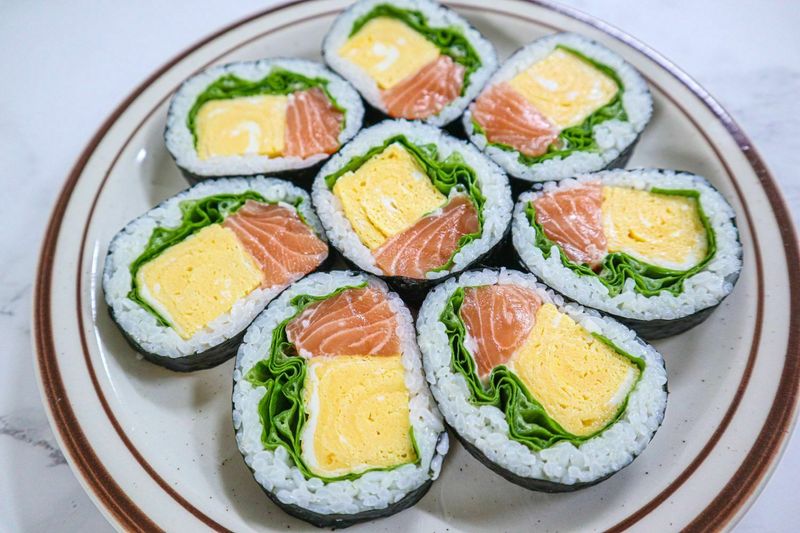 들어가는 재료는 간단하지만 맛은 결코 평범치 않은, 너무 맛있는 연어김밥 :)  #달걀김밥 #김밥 #생연어 #연어 #연어요리 #연어초밥 #연어김밥 #연어롤