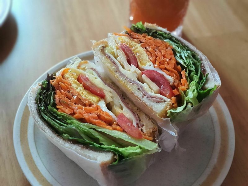 당근라페를 이용해 샌드위치를 만들었어요 식빵 한 쪽에는 마요네즈와 홀그레인 머스타드를 섞어바르고 다른 한 쪽에는 딸기잼을 바르면 고소하고 알싸하면서 달달한 맛있는 샌드위치가 완성되어요! 속에는 전 날 올리브유, 소금, 홀그레인머스타드, 레몬즙에 절여둔 당근라페를 주인공으로 두고 청상추, 양파, 사과, 토마토, 계란후라이,햄, 치즈를 차곡차곡 넣으면 풍부한 맛을 느낄 수 있어요 계란후라이를 할때 약간 흰자를 눌어붙듯이 구워서 넣으면 씹을때마다 고소함이 터진답니다♡ #샌드위치 #당근라페와샌드위치 #당근라페 #라페샌드위치 #홈브런치