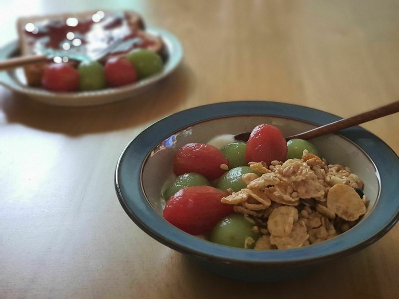 방울토마토 매실절임과 샤인머스캣을 얼려 껍질을 벗겨내 요거트와 함께 먹기 #요거트 #아침식사 #홈브런치 #토마토매실절임 #방울토마토매실절임