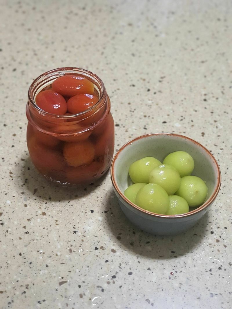 방울토마토를 대쳐 껍질을 벗겨내고 매실청을 부어 숙성시키면 새콤달콤한 방울토마토 매실절임 완성