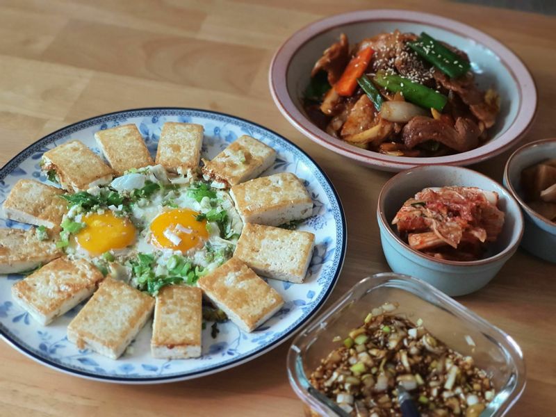 들기름 두부구이 들기름에 끓이듯 굽다가 계란과 파를 썰어넣었어요 파간장에 같이 넣고 비벼먹어도 좋아요  #집밥 #파간장 #들기름두부구이 #들기름요리 #두부구이