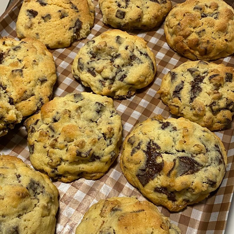 일명 악마의 쿠키😈  르뱅쿠키를 만들어보았어요🍪 두툼~하고 견과류, 초코, 누텔라까지! 재료 아끼지 않고 팍팍 넣어서 만들었어요😊 우유, 커피와 찰떡궁합🤎 이쁘게 포장해서 (베이킹의 꽃은 포장..🎁제일 재밌어요🤣) 남편 회사에도 싸주었어요🤎  레시피는 유튜버 ‘데라세르나’ 님 영상 참고해서 만들었습니당✨   #베이킹 #홈베이킹 #쿠키 #마약쿠키 #악마의쿠키 #르뱅쿠키 #호두 #마카다미아 #누텔라 #데라세르나 #신혼일상