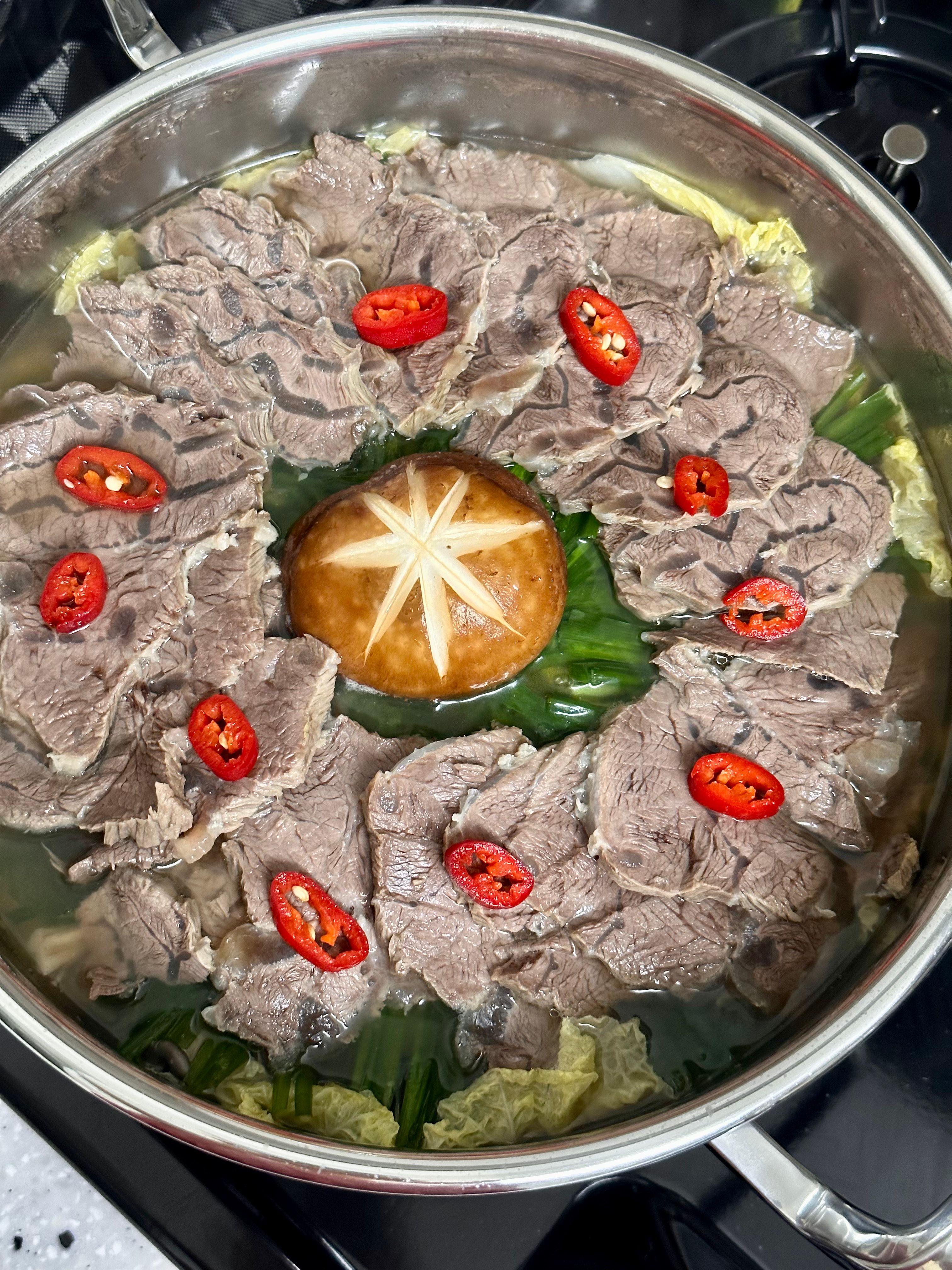 아롱사태수육전골😍 항상 다른 분들 드시는거 보면서 해보고 싶다~~~ 생각만 했던 음식인데 드디어!!! 말복 보양식으로 당첨!! 🤭🤭🤭  괜히 겁먹었나 싶을 정도로 생각보다는! 수월했어요 알배추, 버섯, 추부랑 싸서 먹으니 넘 맛있더라고요 남은 국물에 누룽지 넣고 누룽지 죽까지 야무지게^^ 역시 마무리는 밥이에여 ㅎㅎㅎ  비오는 날이라 남은 채소들 모아서  계란물 입혀 전도 부쳐 먹었어요😍  #말복 #복날 #복달임 #아롱사태 #아롱사태수육 #아롱사태전골 #집밥 #신혼식탁 #신혼밥상 #비오는날 #막걸리 #막걸리안주 #야채전 #계란전
