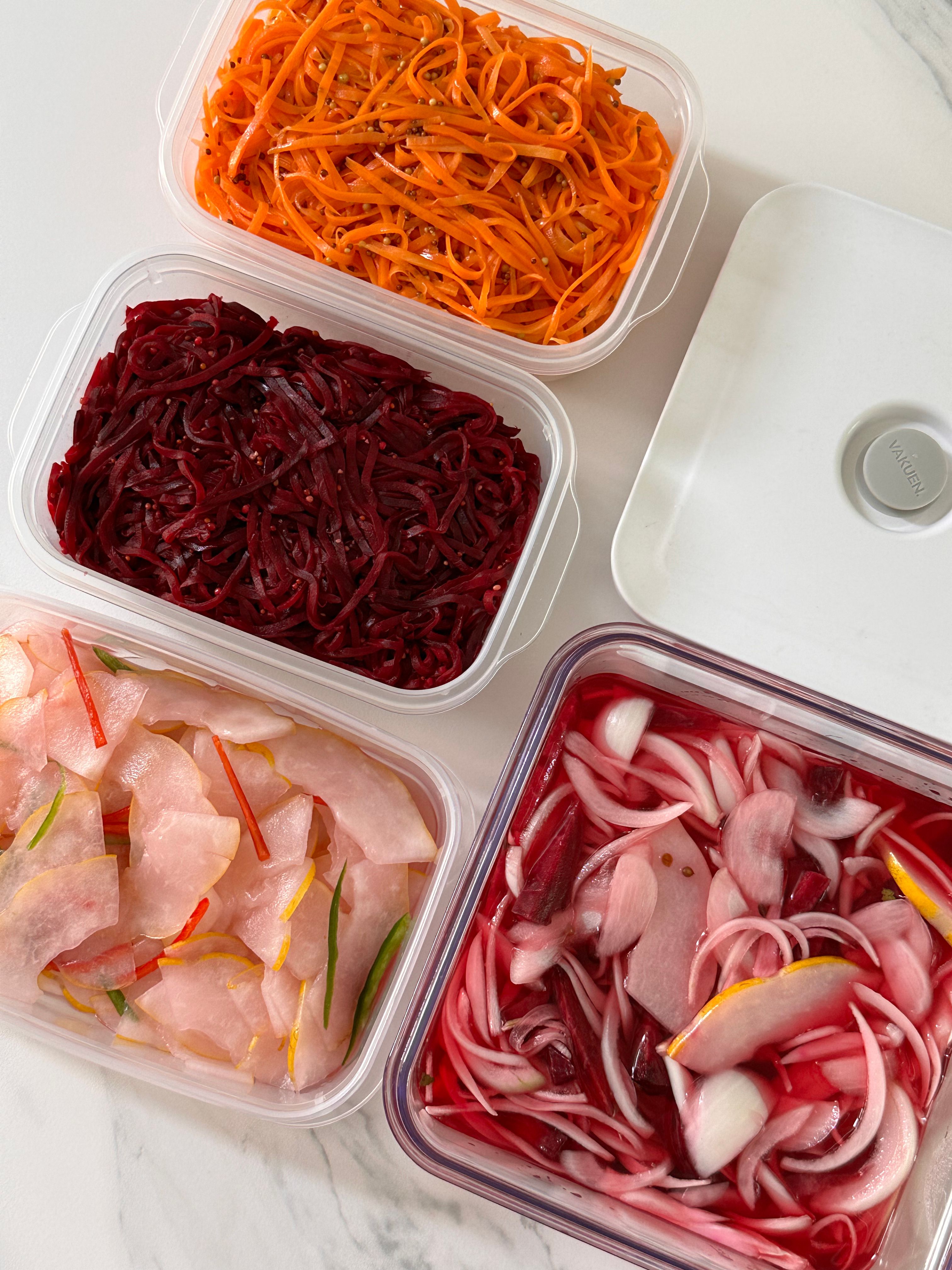 당근라페, 비트라페, 참외생채, 양파절임  한 달에 한 번 당근라페 만드는 날🥕 이번엔 비트라페도 만들어 봤어요^^  양파가 한 자루 생겼는데 재료 많을 땐 장아찌, 피클이 최고지요 아빠가 준 메론만한 대왕 참외도 같이 넣어 만들었어요ㅋㅋㅋ 색깔 예뻐지라고 라페 만들고 남은 자투리 비트도 조금 넣었어요  참외 생채는 지난 사찰음식 수업 때 배운 노각생채를 응용해서 다시 만들어봤는데 요거 맛있어요^^ 참외 얇게 편으로 썰어서 소금에 잠시 절였다가 물기 꼭 짜고, 매실청과 천연 식초로 새콤달콤 추가 간 봐서 소금과 설탕 취향껏 추가해주면 될 것 같아요! 저는 엄마 매실청에 단맛이 좀 있고 선물받은 다시마식초의 산미가 적당해서 추가 간은 하지 않았어요^^ 이것도 예뻐지라고 절일 때 비트 한 조각 추가 ㅎㅎ  #반찬데이 #절임반찬 #집밥 #홈쿡 #당근 #비트 #양파 #참외 #당근라페 #비트라페 #다시마식초 #건강식 #다이어트반찬 #건강반찬 #양파절임 #양파장아찌 #집반찬 #양파피클