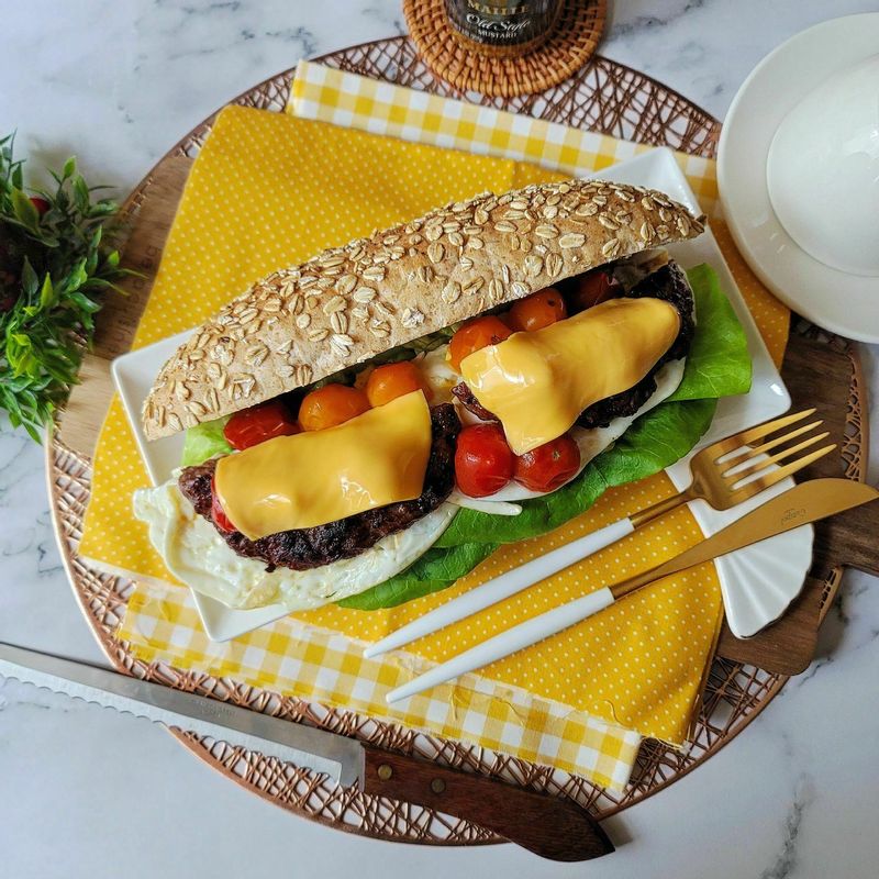 🥙호밀빵을 활용한 떡갈비 샌드위치🥙 . ✍🏻 재료 호밀빵 (25cm) 버터헤드 5장 달걀 2개 떡갈비 1장 슬라이스 치즈 1~2장 (취향껏) 토마토 ※ 소스 홀그레인머스터드 마요네즈 ✍🏻 만드는 방법 1. 호밀빵을 따뜻하게 구워주세요 2. 달걀프라이와 떡갈비를 노릇노릇 구워줍니다 3. 버터헤드와 토마토를 깨끗이 씻어내줍니다 4. 호밀빵에 홀그레인머스터드와 마요네즈를 골고루 발라주세요 5. 버터헤드>달걀프라이>떡갈비>토마토>치즈 차곡차곡 채워넣어 주세요 6. 먹기 좋게 컷팅해서 맛있게 드시면 됩니다^-^♡ #브런치 #떡갈비샌드위치 #샌드위치 #샌드위치만들기 #홈브런치 #호밀빵샌드위치