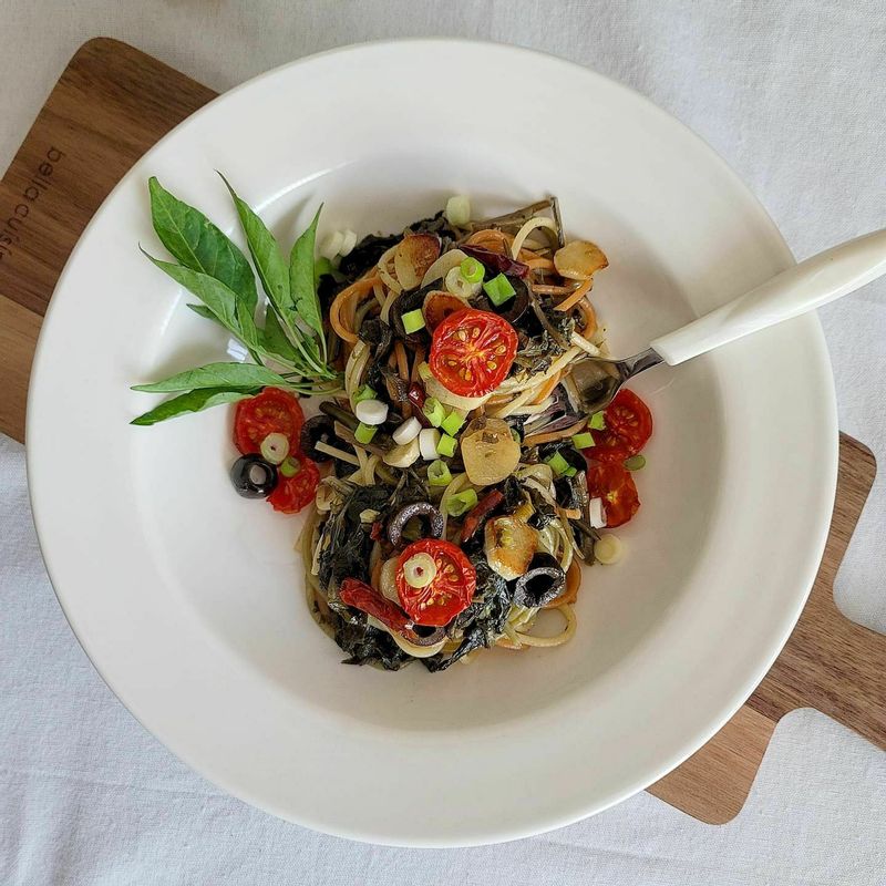 🍝취나물 엔초비 파스타🍝  부드럽게 삶아 볶아낸 취나물과 풍성한 감칠맛의 엔초비로 만든 취나물 엔초비 파스타에요  신선한 올리브오일 듬뿍 올려주면 너무 맛깔나는 한끼 식사랍니다  #오일파스타 #집밥 #파스타 #파스타레시피 #취나물엔초비파스타 #엔초비파스타