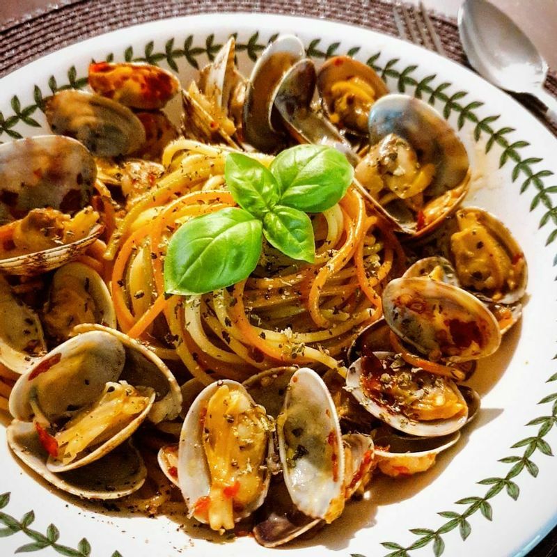 오늘 점심은 매콤함 품은 봉골레 어떠세요?💛  ✍🏻 재료  파스타면 바지락 페페론치노  마늘3톨 올리브오일  화이트와인  소금, 후추  ✍🏻 만드는 방법  파스타면 삶기 (*물1L : 파스타100g : 소금10g)  팬에 올리브오일 두르고 편으로 썬 마늘과 페페론치노를 잘 볶아주기  깨끗이 해감하여 씻어낸 바지락을 팬에 넣고 화이트와인을 둘러준 후 뚜껑을 덮고 바지락이 열릴 때까지 기다리기  바지락이 입을 열고 육수가 생기면 파스타면을 넣고  면수 추가해가며 촉촉하게 유화시키기 (버터 한조각 넣고 볶아줘도 좋습니다)  후추로 마무리🖤  간이 부족하다 느껴지면 소금으로 조절해주세요^-^  #집밥 #파스타만들기 #파스타레시피 #파스타 #오일파스타 #바지락파스타 #봉골레 #봉골레파스타