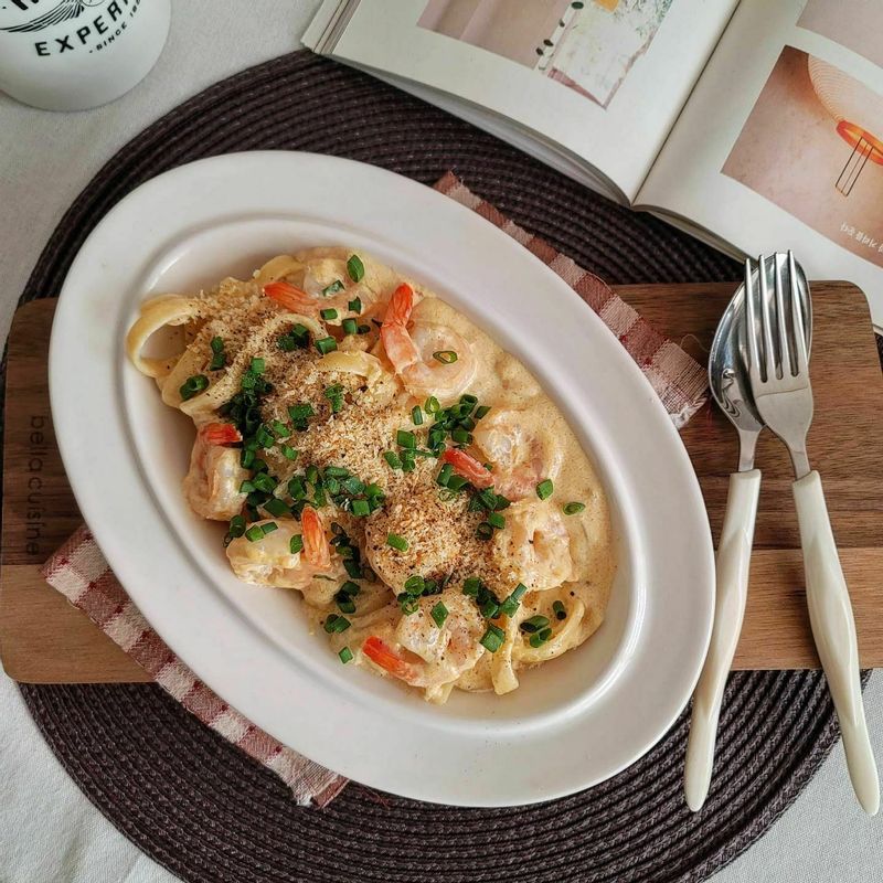 우리가 사랑하는 그 맛  🦐새우크림파스타🦐  .  ✍🏻재료  올리브오일, 버터, 딸리아뗄레, 훈제파프리카 파우더 마늘, 양파, 페페론치노  새우, 치킨스톡, 굴소스, 생크림, 우유, 쪽파, 빵가루  ✍🏻   1. 물에 소금 넣고 면을 익혀주세요 *물1L : 파스타100g : 소금10g   2. 스텐팬에 빵가루를 볶아줍니다    은은한 황금빛이 올라오면 따로 옮겨둡니다  3. 팬에 올리브오일 둘러주고 버터도 같이 녹여주세요  약불에 편으로 썬 마늘을 볶아주고 마늘향이 올라오면 양파를 넣고 같이 볶습니다  4. 양파가 투명해지면 페페론치노를 넣어주세요 맵게 드시고 싶으면 잘게 해서 넣어주시면 됩니다  5. 새우를 넣고 같이 볶아주세요 반쯤 익었을 때 치킨스톡, 굴소스를 반스푼씩 넣고 면수 세국자 정도 넣어 잘 섞어주세요  6. 쪽파 흰부분 송송 썰어넣고 생크림, 훈제파프리카 파우더를 넣어 잘 섞어준 뒤 잘 익은 딸리아뗄레를 팬에 넣고 소스와 잘 어우러지게 섞어줍니다 우유로 농도를 맞춰주세요  7. 접시에 플레이팅 해주세요 준비한 빵가루를 위에 뿌려주시고 후추로 마무리 해줍니다