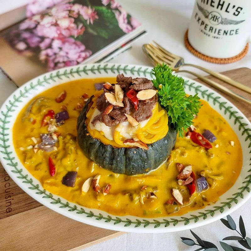 단호박 속을 긁어내 크림소스 만들고 파스타로 만들었어요 크림치즈와 견과류, 소고기를 곁들이니 꿀맛입니다💛 #집밥 #파스타만들기 #크림파스타 #단호박크림파스타 #단호박요리