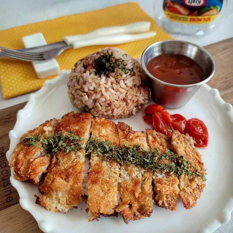 바삭바삭 맛있는 등심돈까스  노릇노릇 갓 튀겨내어 소스 콕 찍어먹기🐷💛  #등심돈까스 #맛있는한끼 #집밥 #돈까스