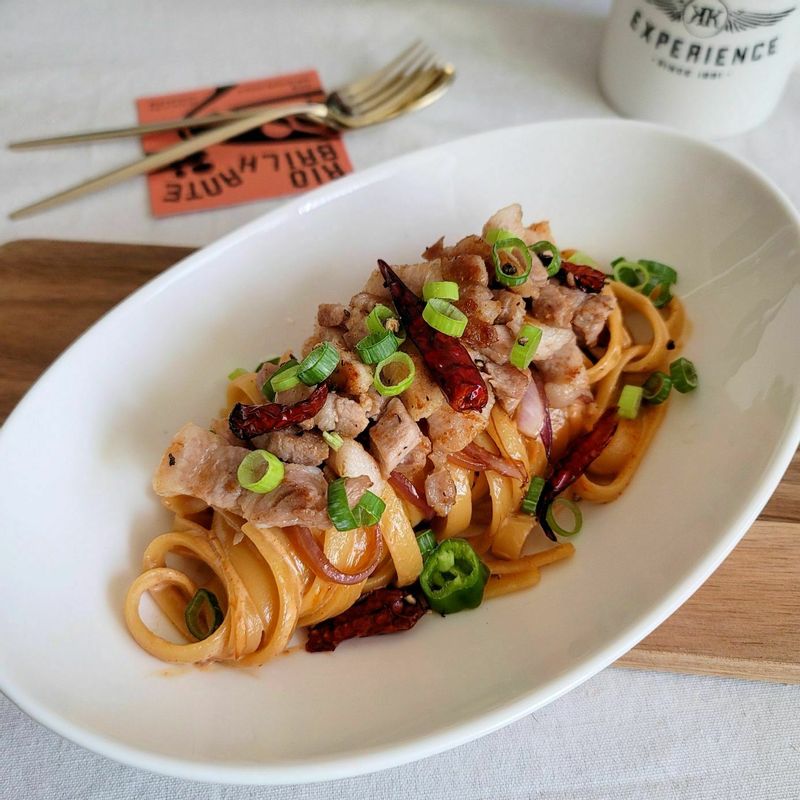 매콤하면서도 고소하고 부드러운 삼겹살 고추장 로제 파스타💕  고추장을 베이스로 만든 매콤한 로제 소스에 지글지글 구워낸 삼겹살을 곁들인 페투치니입니다   #삼겹살요리 #삼겹살 #고추장로제파스타 #집밥 #파스타